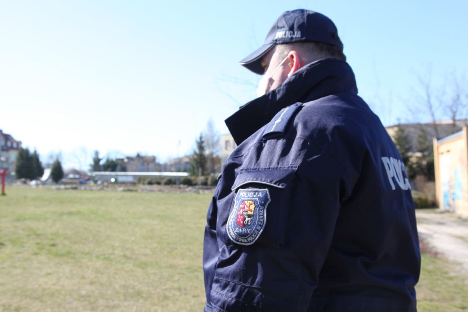 Ulice opustoszały. Widać sporo patroli