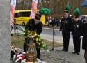 Kwiaty pod obeliskiem w Sieroszowicach w 66. rocznicę odkrycia złoża miedzi