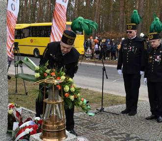 Kwiaty pod obeliskiem w Sieroszowicach w 66. rocznicę odkrycia złoża miedzi