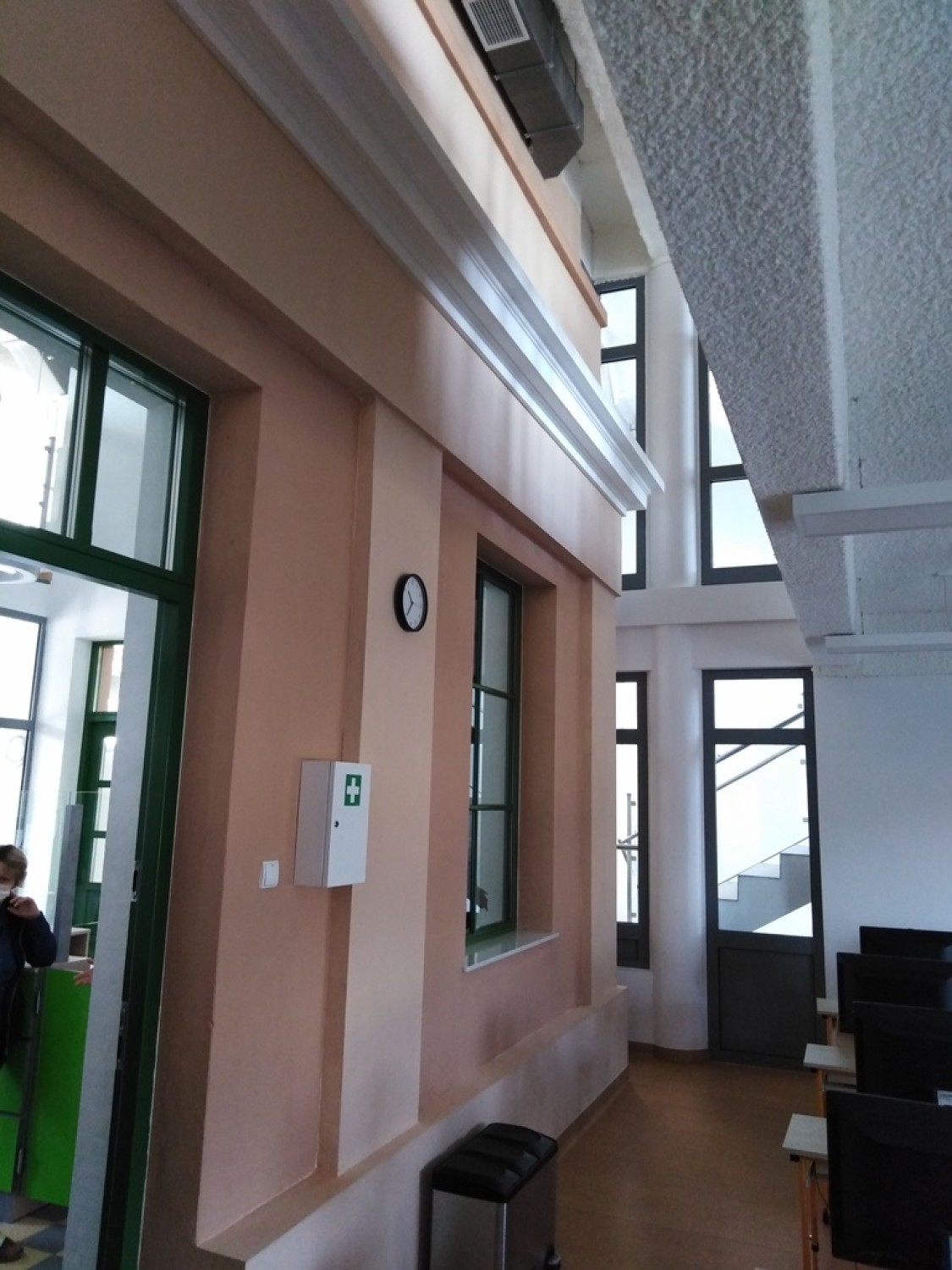 Szkoła w Warszawie z wyjątkowym wejściem. Do środka dostaniemy się przez zabytkową pompownię