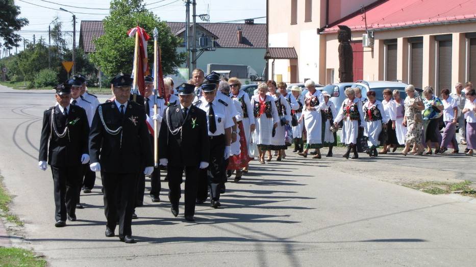 Tradycyjny korowód dożynkowy w drodze na uroczystą mszę świętą
