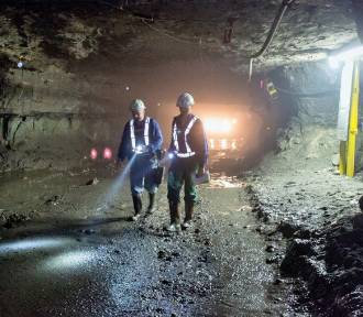 Tak pracują górnicy w kopalniach KGHM. Podziemny świat pod regionem. Dziś Barbórka