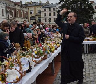 Mieszkańcy Krosna tłumnie przyszli na rynek na święcenie wielkanocnych pokarmów