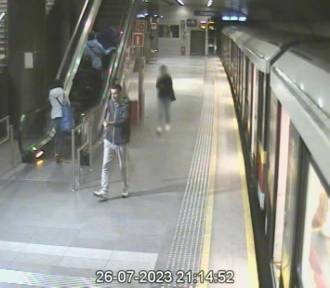 Chciał wepchnąć ludzi pod pociąg! Policja publikuje wstrząsające nagranie