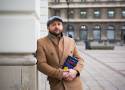 Borys Szyc ukrył w Warszawie pięćset książek „Kobieta w oknie”!