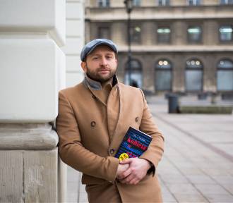 Borys Szyc ukrył w Warszawie pięćset książek „Kobieta w oknie”! 