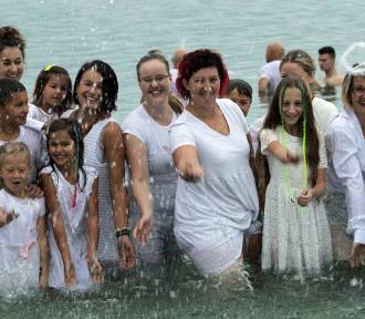 Fantastyczne Jezioro Aniołów! Ponad dwieście osób kąpało się o poranku [ZDJĘCIA]