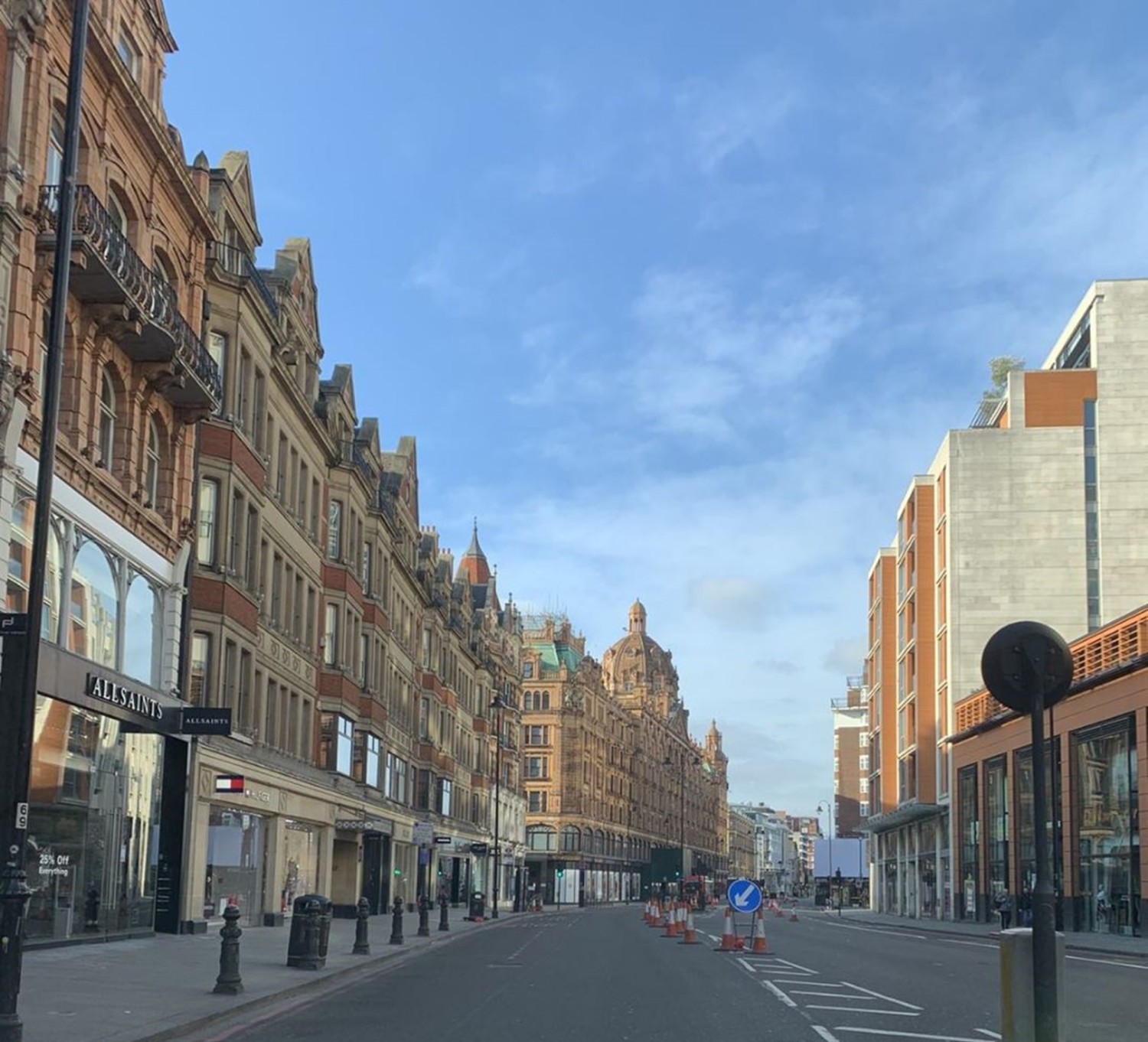 Brompton Road (Kinghtsbridge, po lewej w tle Harrods)