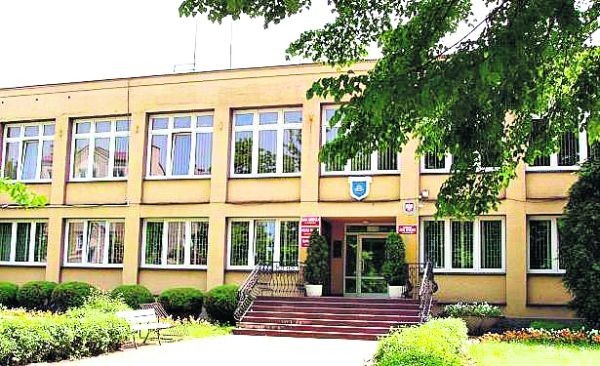 Podobne szczęście nie spotkało budynku urzędu miasta, który w końcu powinien świecić estetycznym przykładem