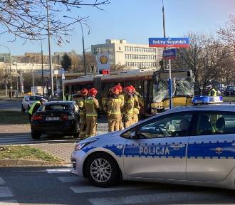 Nie żyje kierowca bmw, który zderzył się z autobusem. To już druga ofiara śmiertelna