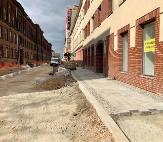 Remont Tuwima: trwa układanie chodników