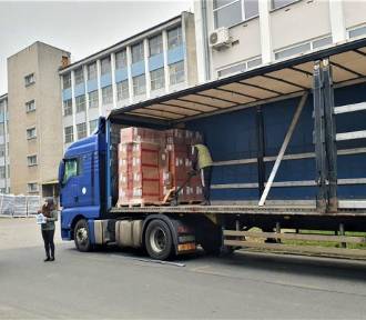 Specjalny transport ruszył z pow. bielskiego na Ukrainę. W naczepie ma żywność i buty