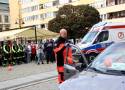 Poważny wypadek w Rynku w Legnicy. Rowerzystka zderzyła się z mężczyzną jadącym na hulajnodze elektrycznej. Jest ciężko ranna