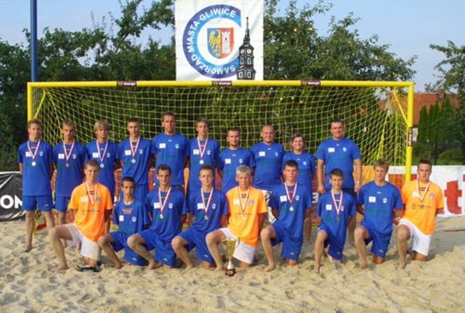 Chłopcy z UKS Milenium Gliwice z dumą prezentowali srebrne medale mistrzostw Polski juniorów