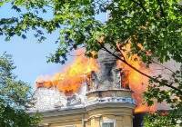 Dramatyczny pożar zabytkowego pałacu pod Wrocławiem. Walczy z nim 13 zastępów straży