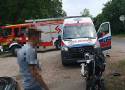 Wypadek pod Krakowem. Na drodze wojewódzkiej motocyklista zderzył się z samochodem osobowym 