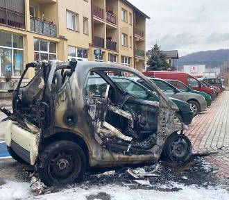 Wandal spalił mieszkańcowi Sanoka samochód, trwa zrzutka na auto dla pana Leona