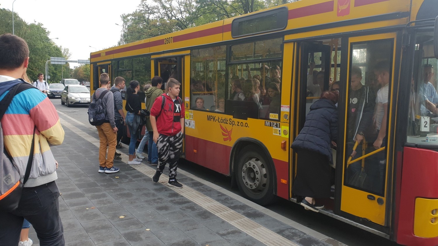 Podwójny rocznik z trudem udało się upchnąć do łódzkich liceów ogólnokształcących i szkół zawodowych, ale teraz ich uczniowie nie mieszczą się