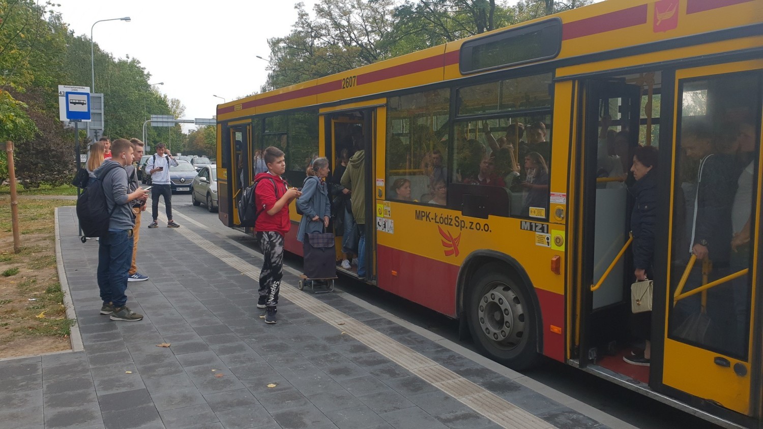 O codziennej walce o wejście do popołudniowego autobusu dowiedzieliśmy się od rodziców młodzieży dojeżdżającej MPK do łódzkich szkół spoza stolicy naszego regionu