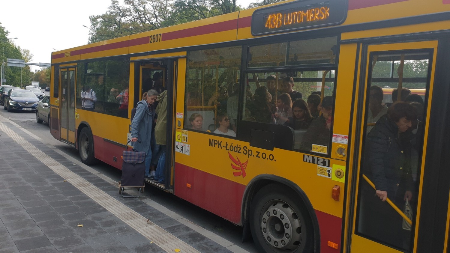 – W poprzednim tygodniu ten autobus ruszył beze mnie trzy razy na pięć dni powrotów ze szkoły – wyliczała, zagadnięta po odjeździe feralnego 43 B, Klaudia, uczennica technikum w Zespole Szkół Ponadgimnazjalnych nr 5, nieopodal Manufaktury