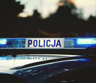 Wypadek na przejściu dla pieszych w Kluczach. 68-latka przewieziona do szpitala
