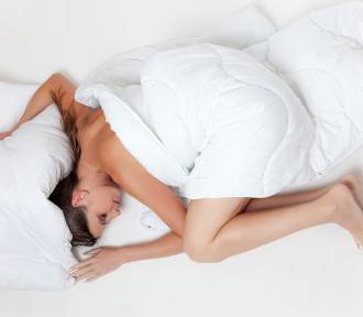 Jak zadbać w lecie o komfortowy sen? Poznaj najlepsze domowe triki na upał w sypialni