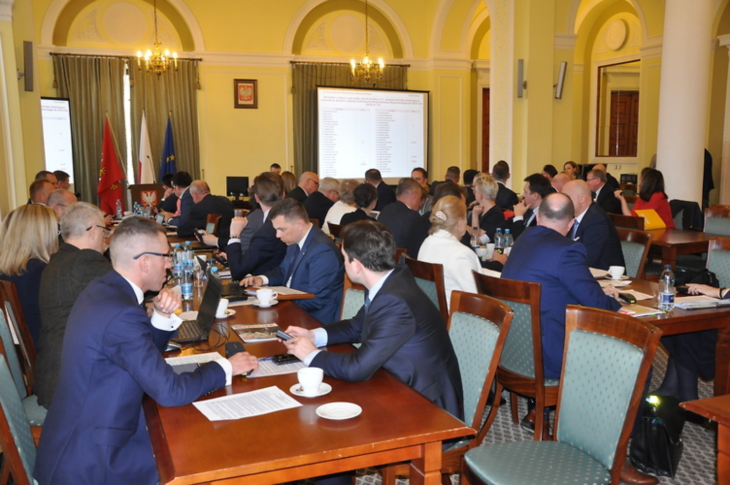 Miliony na mazowieckie inwestycje. W planach modernizacja szpitali i szkół, dofinansowanie lotniska w Modlinie, zakup ambulansów
