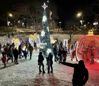 Świąteczne iluminacje rozbłysły w Kolbudach. Kolorowe światełka cieszą mieszkańców