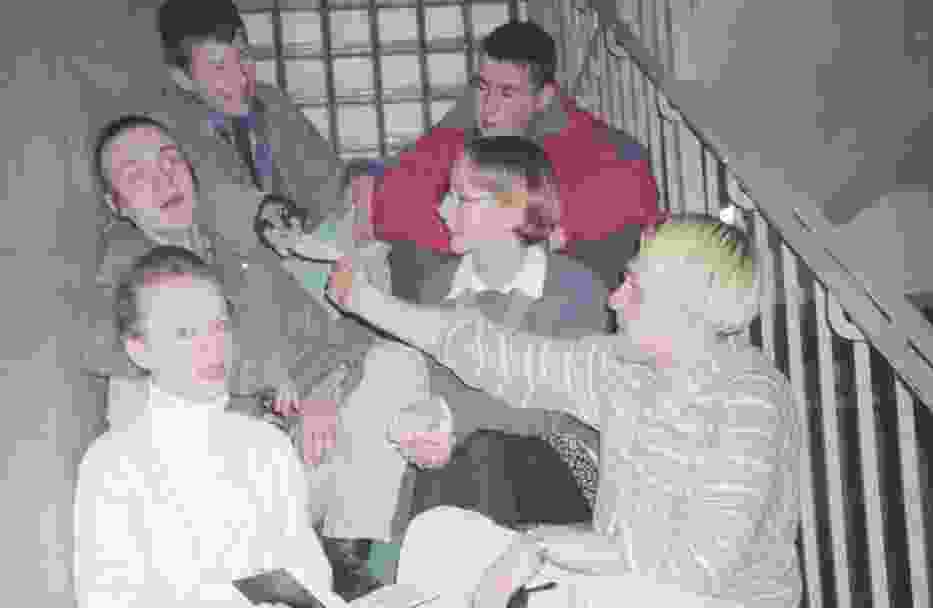 QUIZ. Czy pamiętasz wakacyjne gry i zabawy z lat 90.?