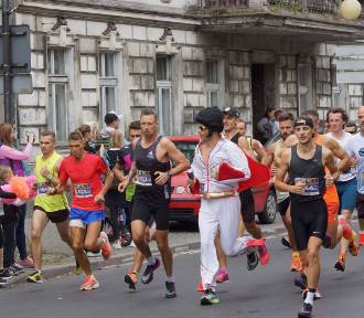 Bieg Ptolemeusza w Kaliszu. Ponad 900 biegaczy na ulicach miasta. ZDJĘCIA