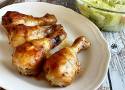 Jak piec kurczaka w rękawie? Najlepszy sposób na przygotowanie soczystego mięsa. Przepis na pieczone podudzia z kurczaka