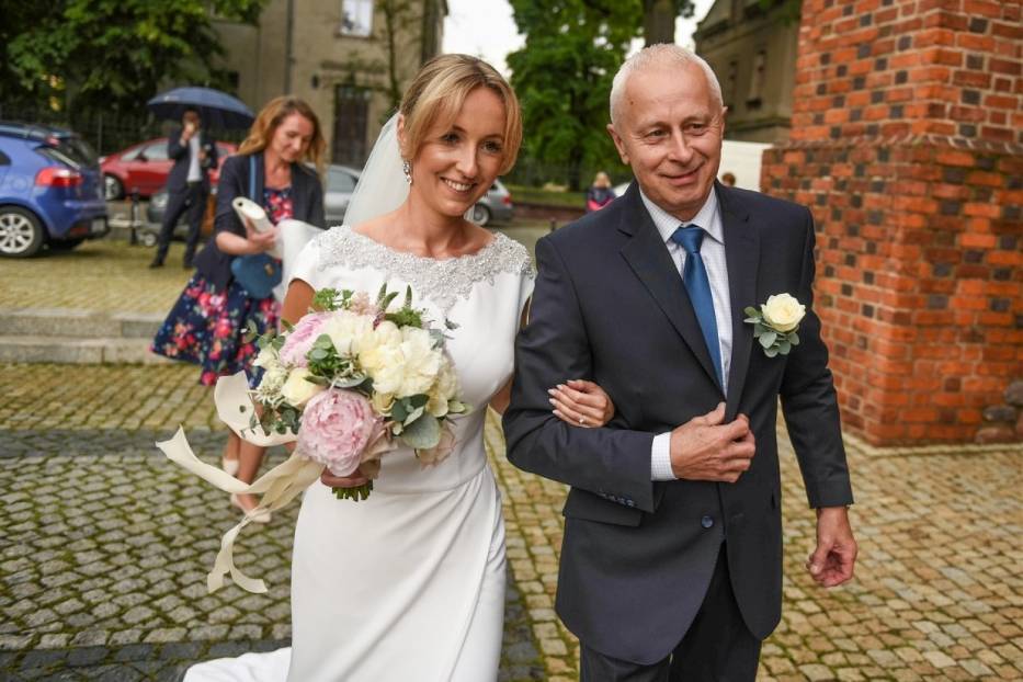 Ślub posła PiS Bartłomieja Wróblewskiego w katedrze w ...