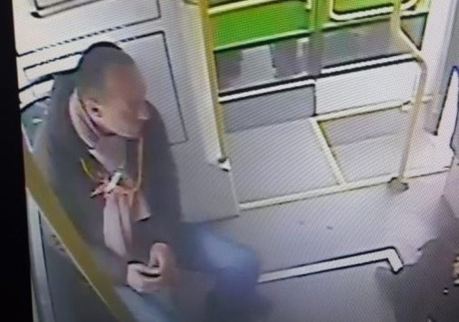 Poznańska policja ujawniła wizerunek mężczyzny, który może być odpowiedzialny za pobicie pasażerki tramwaju