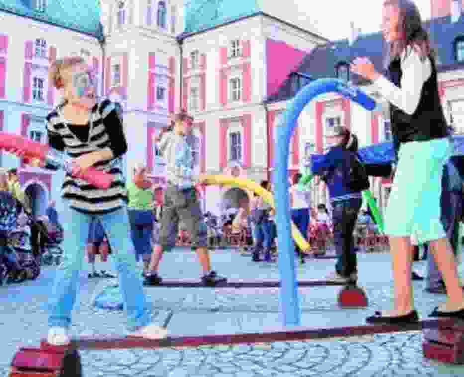 Pojedynki na gumowe węże dostarczyły dużo uciechy