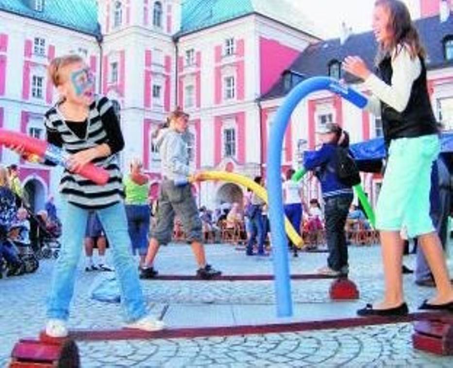 Pojedynki na gumowe węże dostarczyły dużo uciechy