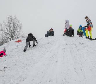 Kraków pod śniegiem. Dzieci zakładają łyżwy, wsiadły na sanki. Gdzie zjeżdżać?