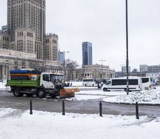 Zima w Warszawie nie odpuszcza. GDDKiA ostrzega przed opadami śniegu. Będzie ślisko!