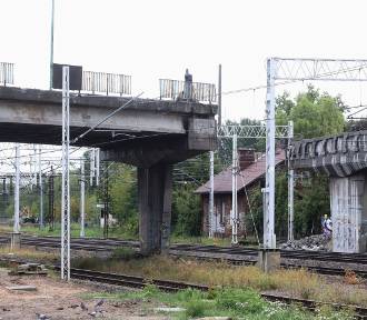 Trwa rozbiórka wiaduktu w ulicy Żeromskiego w Radomiu. Obiekt niknie w oczach [FOTO]