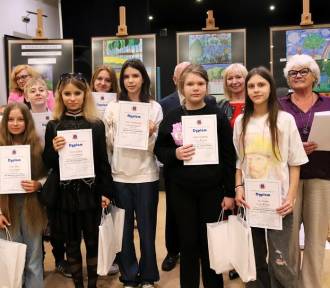 Nagrodzono laureatów konkursu plastycznego pt. "Mój zielony Piotrków" w OEA MOK