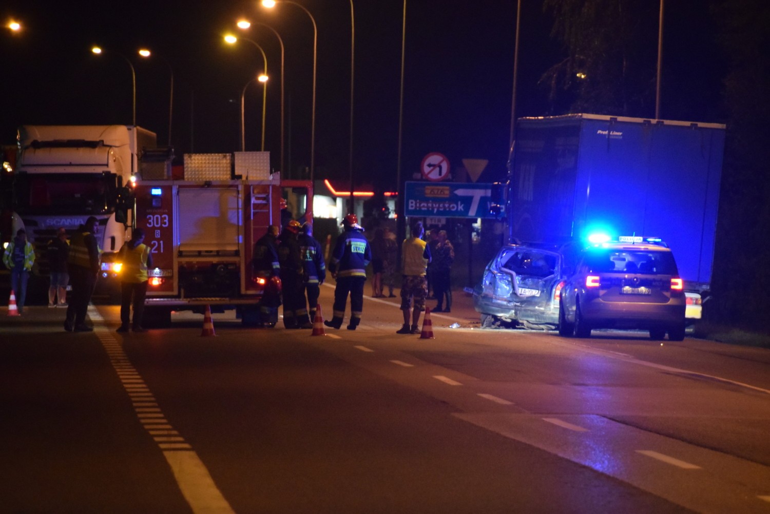 Wypadek na Kleeberg. Samochód osobowy wbił się w naczepę TIR-a. Trasa generalska zakorkowana