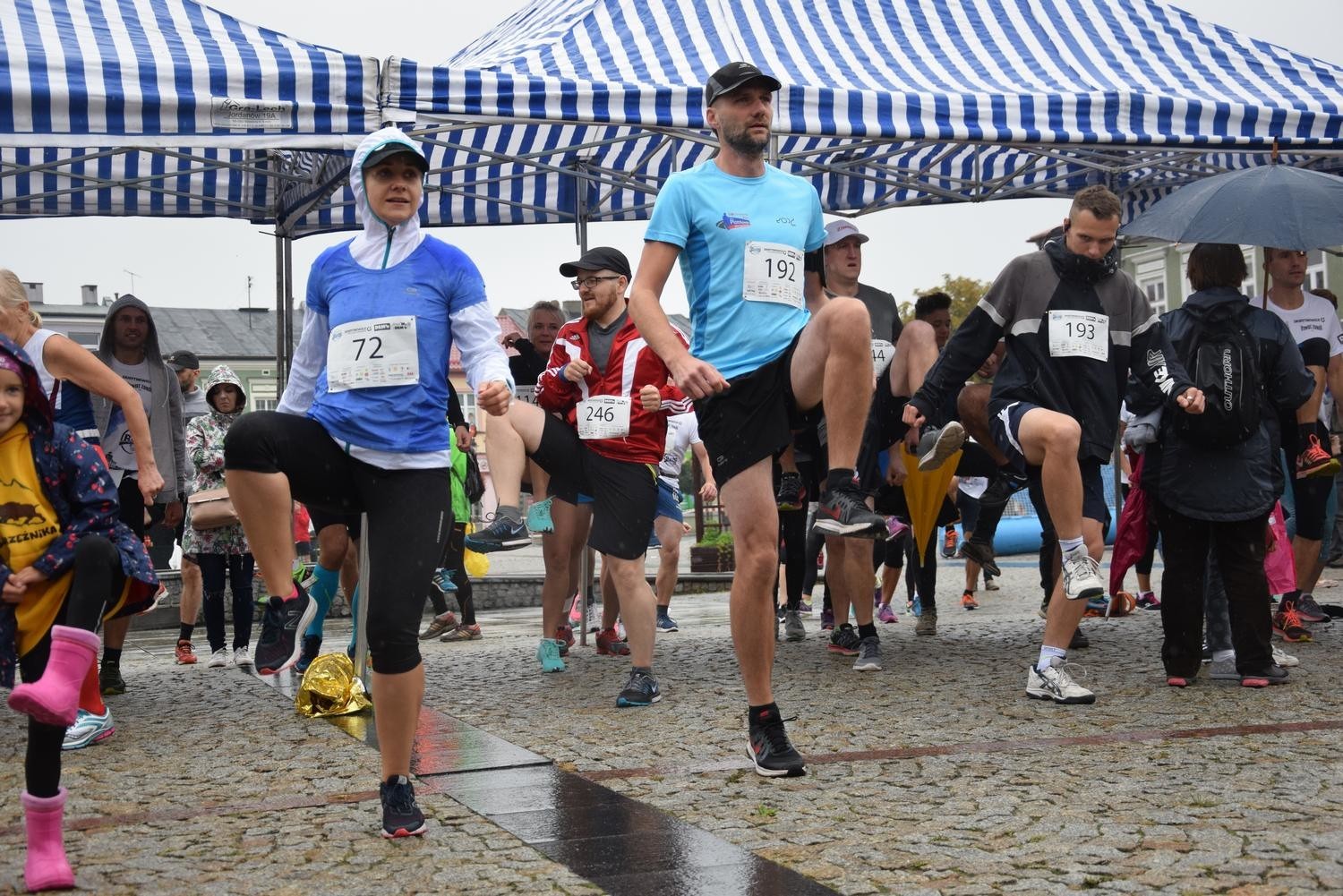 Blisko 300 biegaczy w deszczowych warunkach zmagało się z 10-kilometrową trasą, wiodącą po głównych arteriach Skierniewic