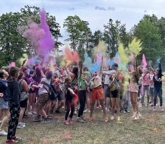 Dobra zabawa z kolorowymi proszkami, czyli "Kolor Fest" 2024 w Wieluniu