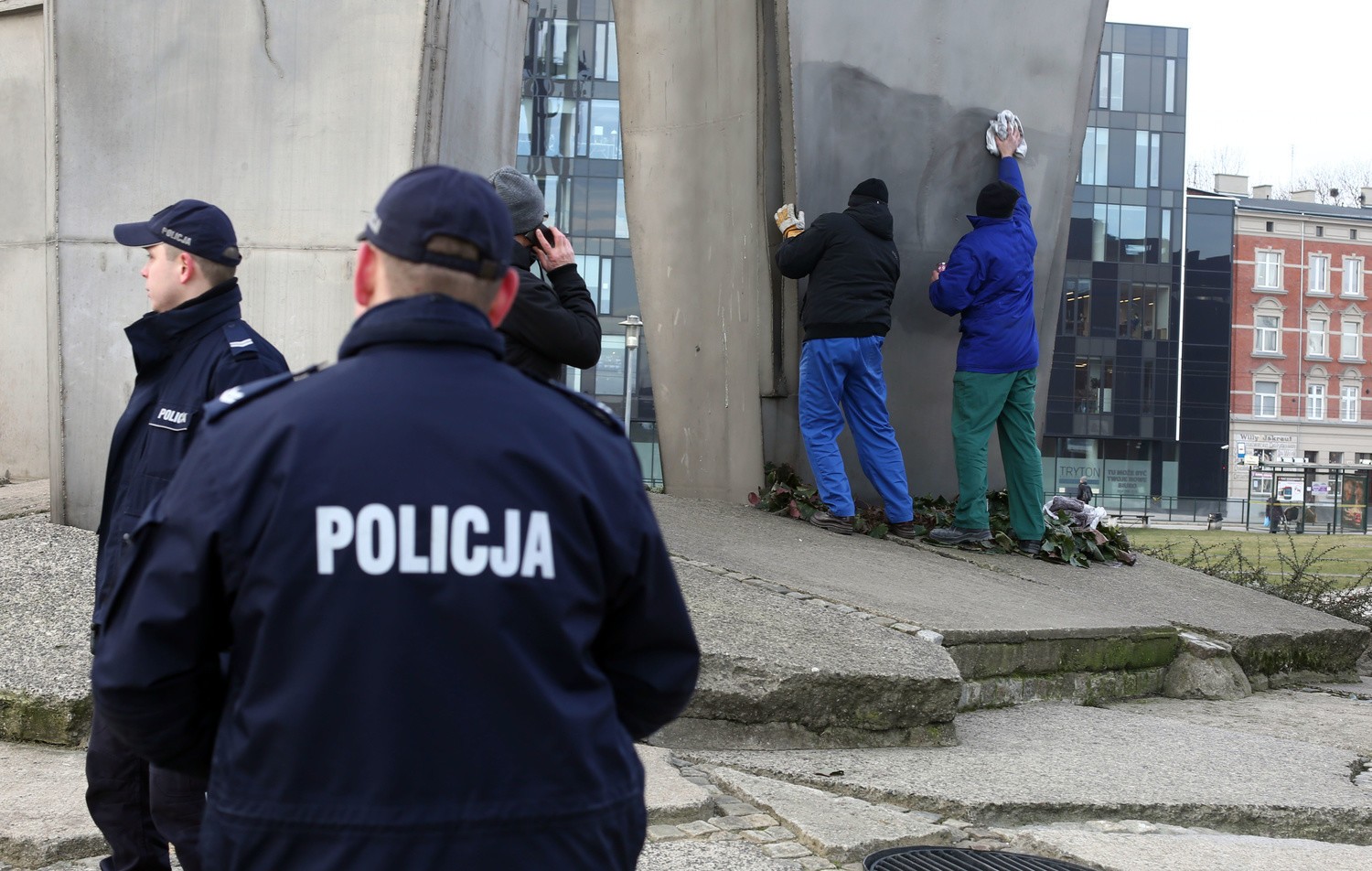 Napisy usunięto jeszcze tego samego ranka, a równocześnie pracę nad ustaleniem sprawców profanacji, prowadzili gdańscy policjanci