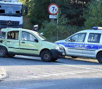 Wypadek na drodze wojewódzkiej Aleksandrów - Odolion. Dziecko trafiło do szpitala