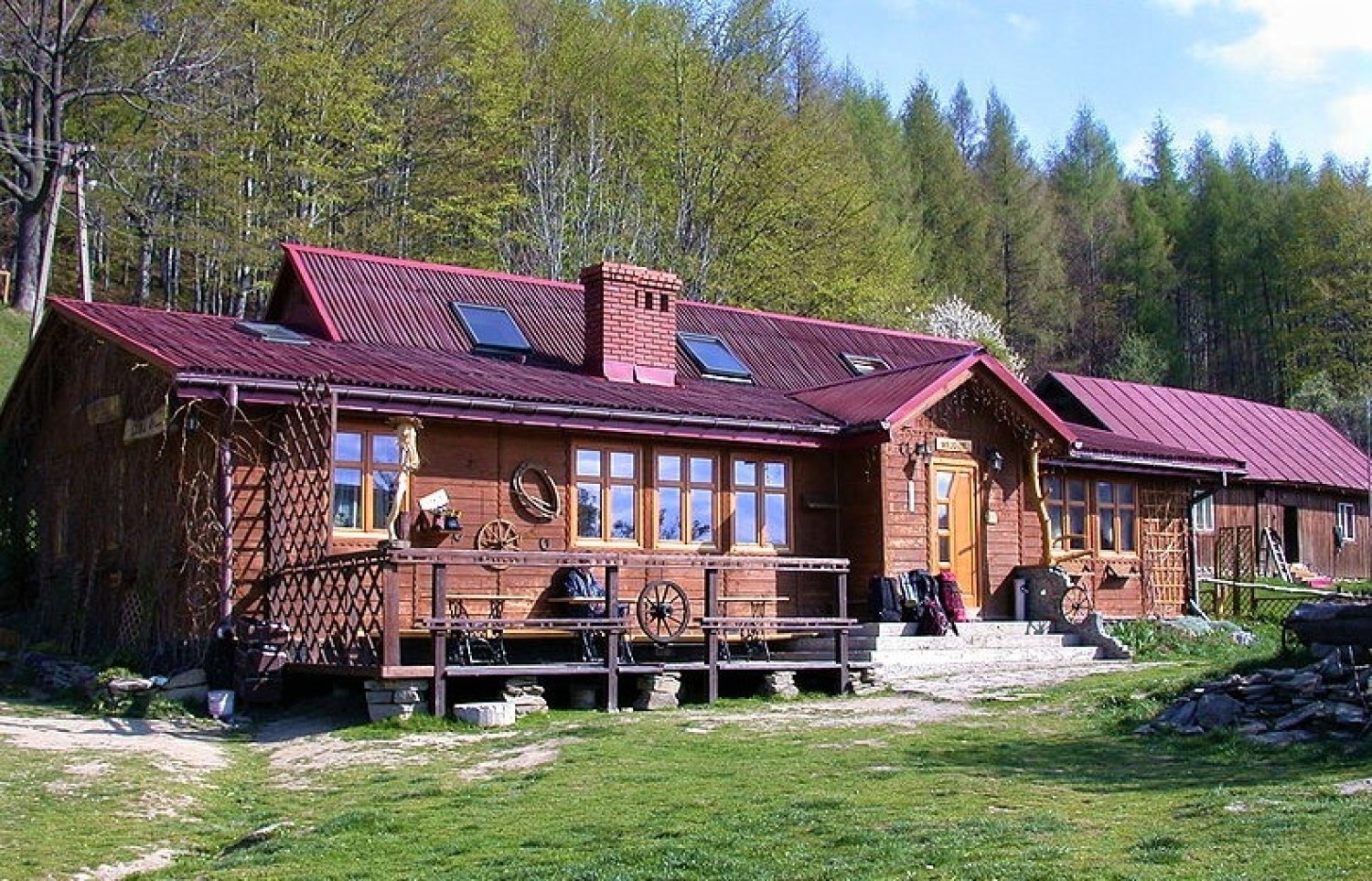 Chata Górska Cyrla to prywatne schronisko położone w Beskidzie Sądeckim, w paśmie Jaworzyny na wysokości 844 m n