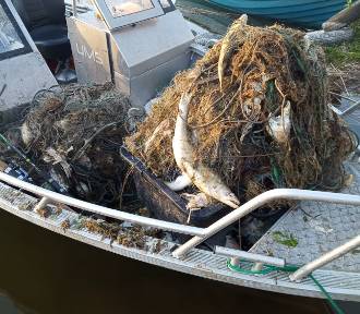 Kilkaset metrów nielegalnych sieci rybackich w p. sławieńskim i martwe ryby. Zdjęcia