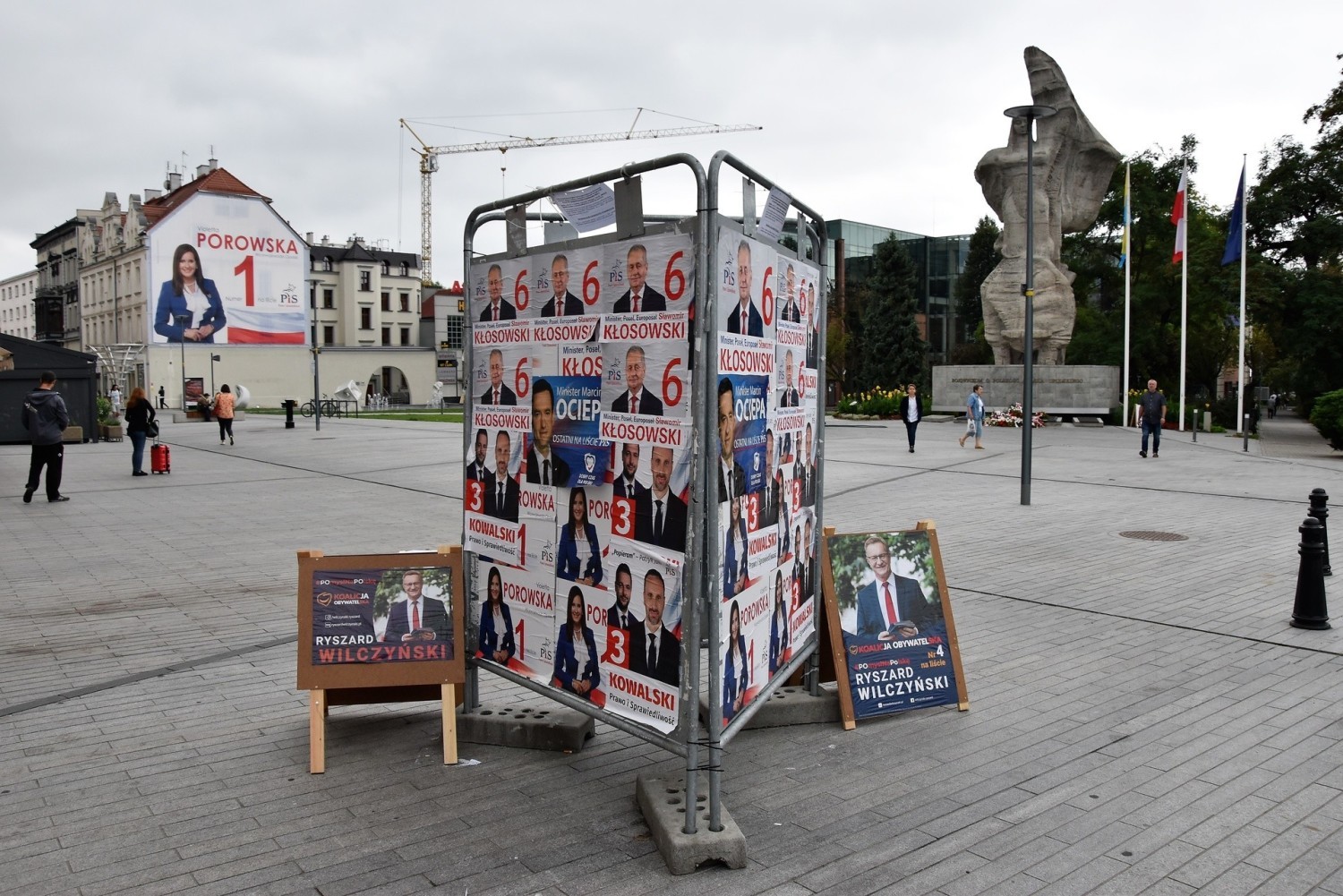 Kandydaci PiS zaklejają się nawzajem na stojaku na ul