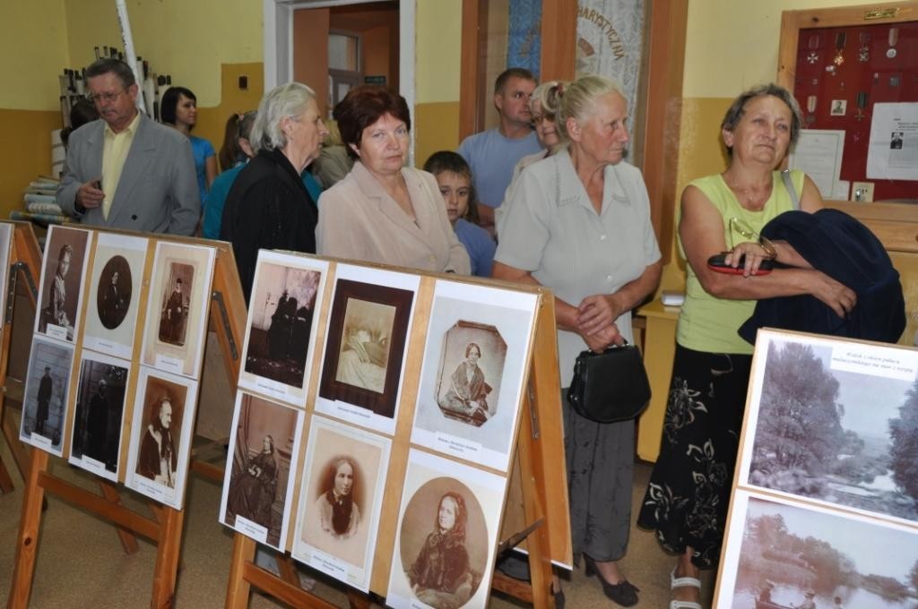 W maluszyńskiej szkole, której budynek należał niegdyś do majątku hrabiów Ostrowskich i Potockich otwarto wystawę fotografii dawnych dziedziców