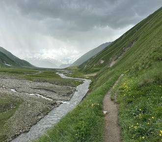 Wakacje w Gruzji. Dolina Truso to jedna z najpiękniejszych dolin Kaukazu