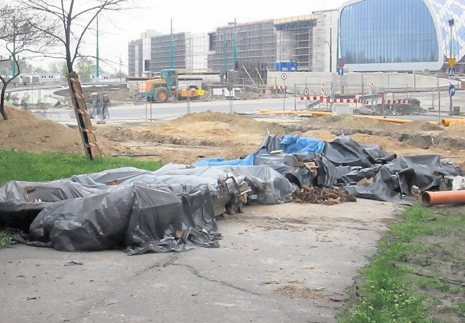 Puste trumny na placu budowy